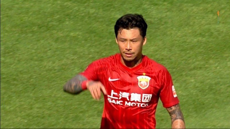 人们聚集在公寓楼下，惊奇地对它指指点点。